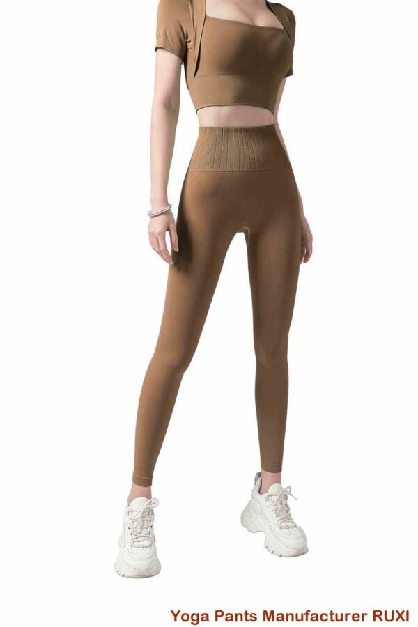 ነበልባል leggings ከተሰነጠቀ ጋር