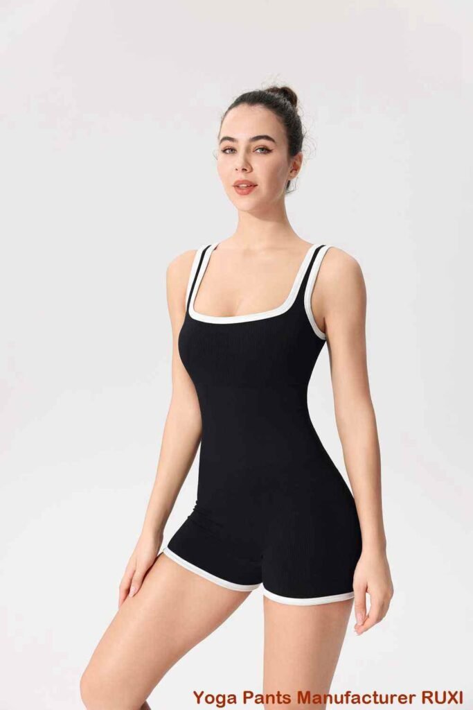 የቴኒስ ቀሚሶች ከአጫጭር ሱሪዎች ጋር