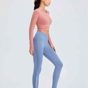 የስፖርት ጡት ከላይ ትልቅ ጡት ይዋኛሉ።